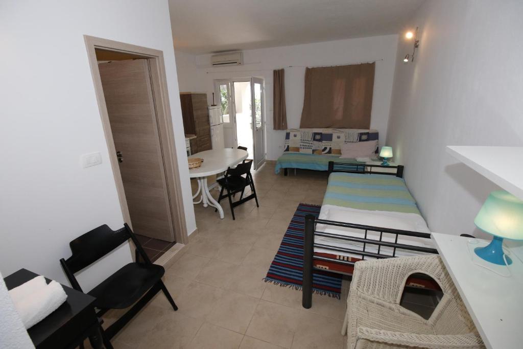 Minimalistic Oasis Apartment with Sea View 4