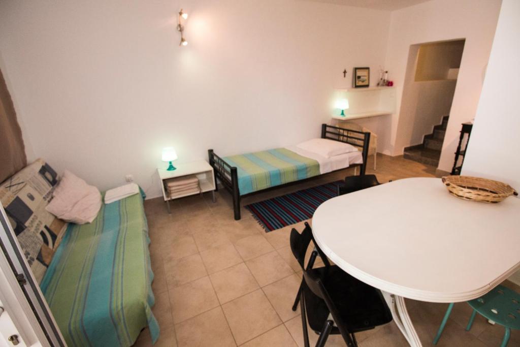 Minimalistic Oasis Apartment with Sea View 8