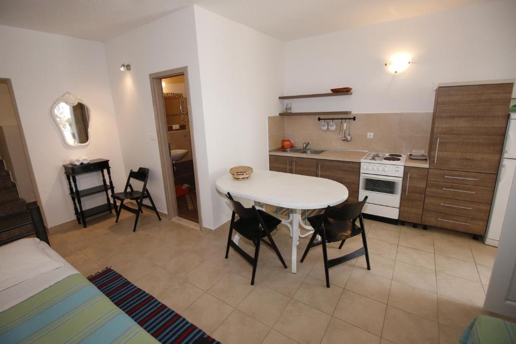 Minimalistic Oasis Apartment with Sea View 9