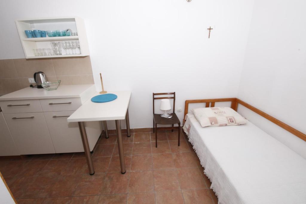 Minimalistic Oasis One Bedroom Apartment 4