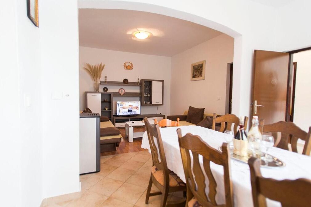 Stanići Four Bedroom Apartment 8