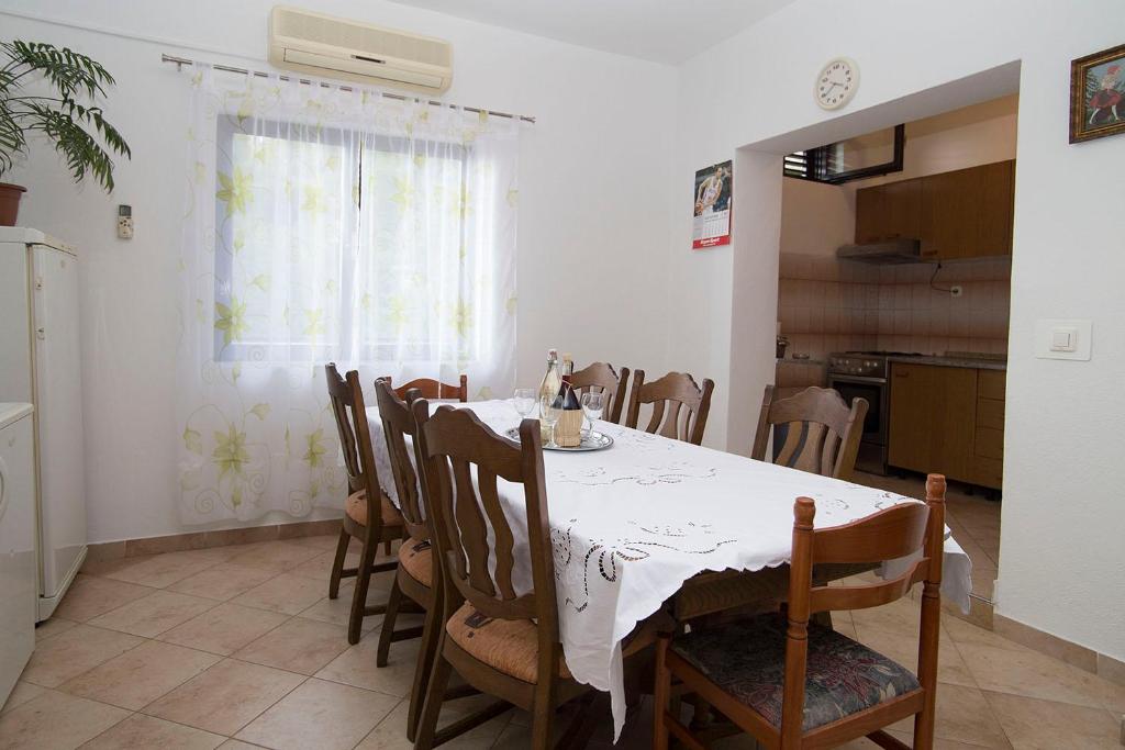 Stanići Four Bedroom Apartment 9